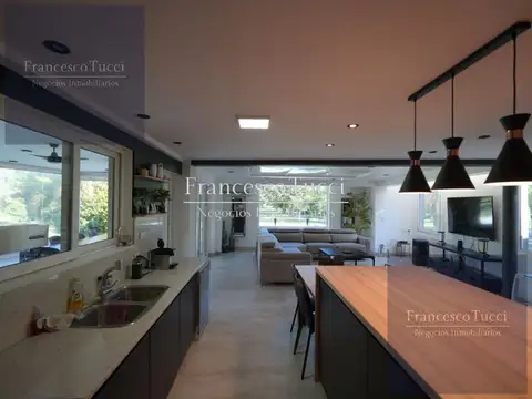 Casa en Venta con 2 cocheras