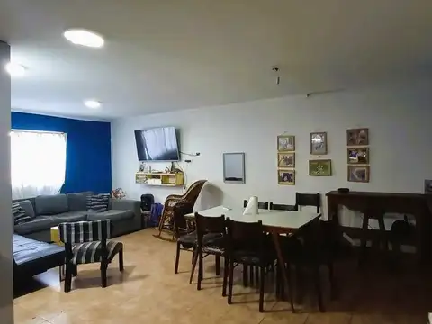 Casa en Venta con local comercial en Los Hornos