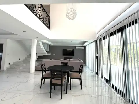 Casa 8 ambientes con 3 baños