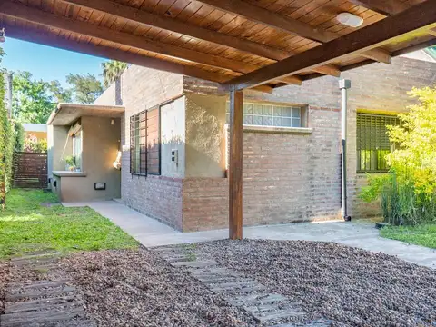 CASA 2 DORMITORIOS PATIO PILETA COCHERA VENTA