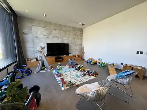 Casa en Venta con 2 cocheras