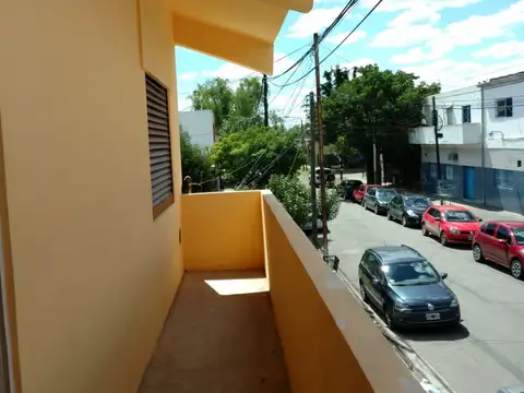 Depto Tipo Casa 4 ambientes con 2 baños