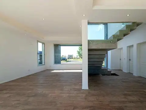 Casa en Alquiler con 2 cocheras