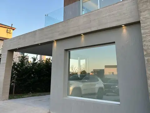 Casa en Alquiler con 2 cocheras