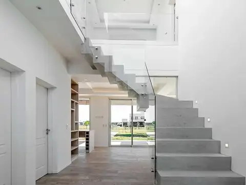 VENTA CASA SAN SEBASTIAN AREA 10 PILAR 5 AMBIENTES