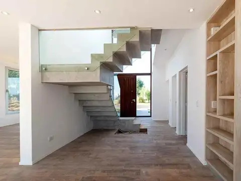 Casa 5 ambientes con 3 baños