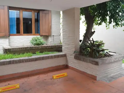 Casa 6 ambientes con 4 baños