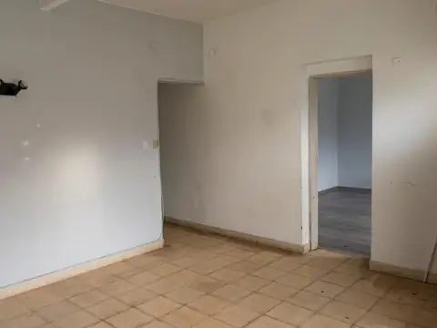 Importante lote con casa 3 amb, muy buena ubicacion: en Luis Davila 400, Llavallol