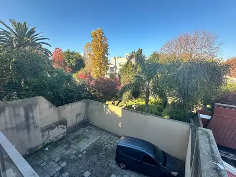 Amplio monoambiente con balcon y cochera semicubierta