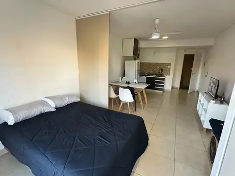 Amplio monoambiente con balcon y cochera semicubierta