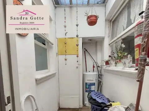 Casa 4 ambientes con 2 baños