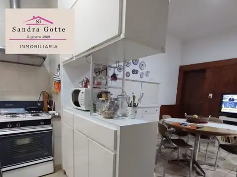 Casa 4 ambientes con 2 baños