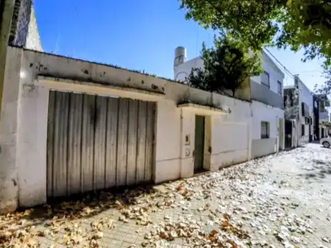 VENTA CASA A REFACCIONAR DOS DORMITORIOS, COCHERA, PATIO, OPORTUNIDAD !!!!!!!!