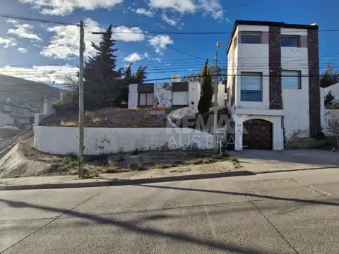 CASA 3 DORMITORIOS Y 2 BAÑOS - JORGE NEWBERY