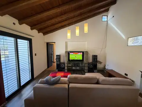 Casa 5 ambientes con 4 baños