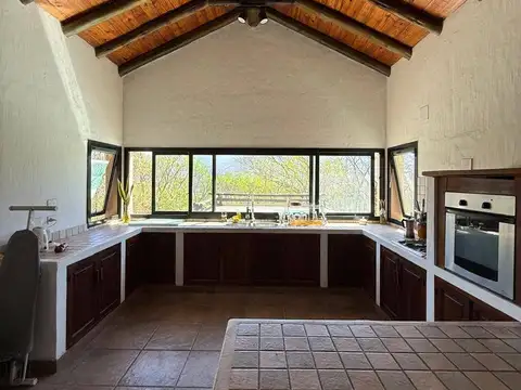 Casa 4 ambientes con 2 baños