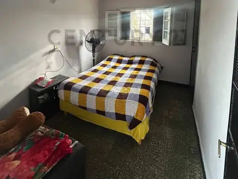 Venta de Casa de 3 dormitorios a reciclar en Barrio Cinco Esquinas - Rosario