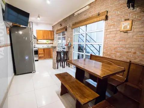 Departamento Tipo casa - Entrada independiente - 5 ambientes (4 dormitorios) - 2 baños - 2 plantas -