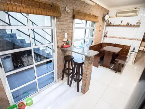 Departamento Tipo casa - Entrada independiente - 5 ambientes (4 dormitorios) - 2 baños - 2 plantas -