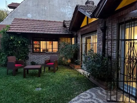 Venta - Casa en 2 plantas - 7 amb - Olivos