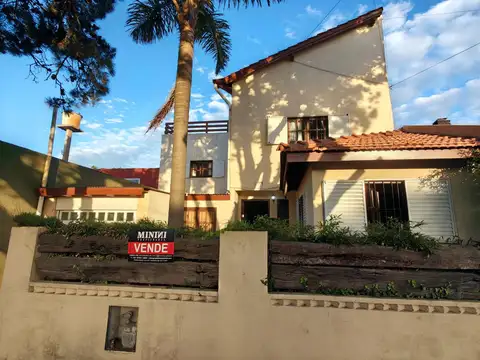 Excelente Casa Familiar de 2 Plantas con 4 dormitorios.