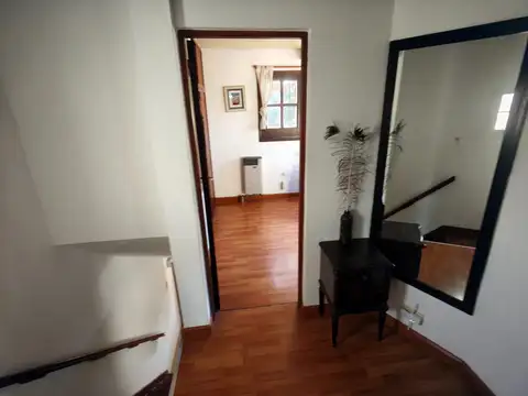 Excelente Casa Familiar de 2 Plantas con 4 dormitorios.