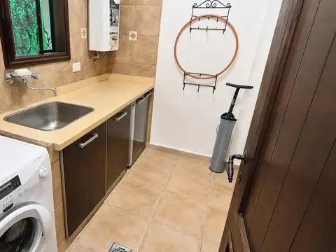 Casa 6 ambientes con 2 baños