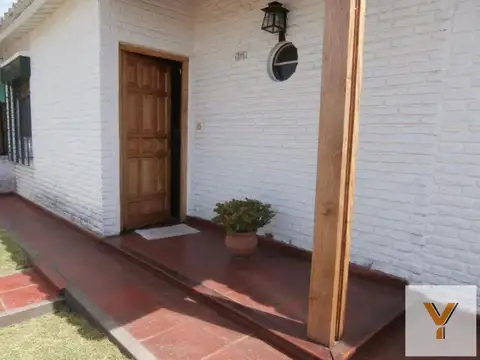 Casa venta - 2 dormitorios - 1 baño - 220mts2 totales - Berazategui