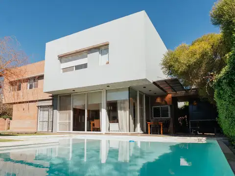 Casa de diseño 3 dormitorios con pileta aldea
