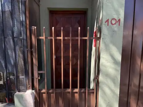 Casa Tipo Ph En Alquiler 3 Ambientes, Primer Piso Por Escale