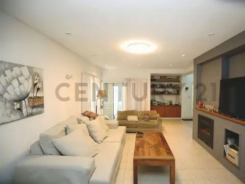 Casa en venta en City Bell de tres dormitorios