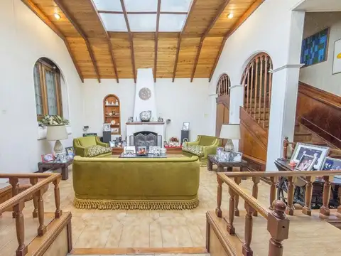 Oportunidad! Hermosa casa de estilo a metros de Av. Alberdi con jardín y parrilla