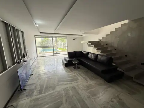 Casa 4 ambientes a estrenar con cochera, piscina y quincho en Wilde