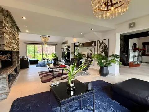 CASA 5 AMBIENTES EN VENTA EN ADROGUE CON PILETA