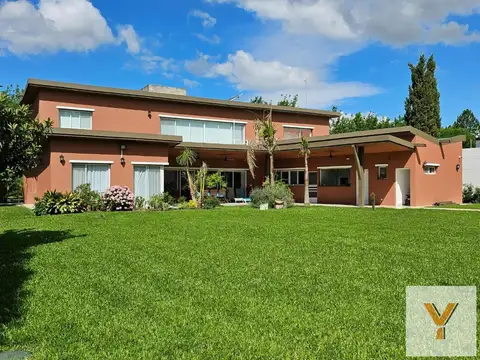 Casa en venta - 3 Dormitorios 3 Baños - La Plata