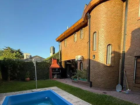 CASA DE CATEGORIA EN CIUDAD JARDIN 6 AMBIENTES