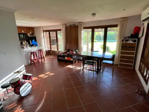Casa 6 ambientes con 2 baños