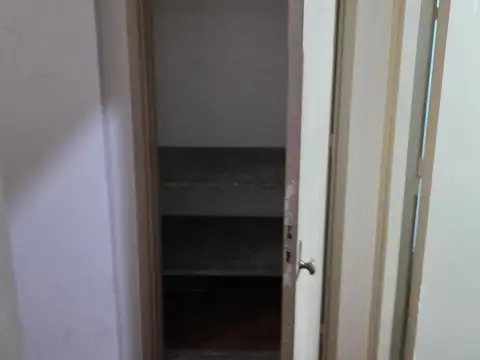 DEPTO. 2 AMBIENTES CON PATIO CUBIERTO - COCINA SEPARADA - A METROS DE RIVADAVIA