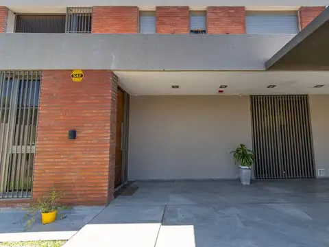 Casa 6 ambientes con 4 baños