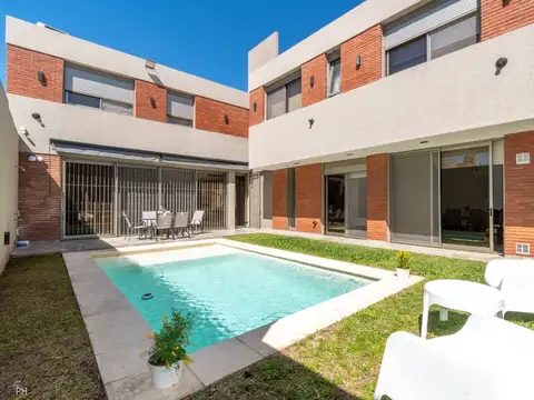 VENTA CASA 4 DORMITORIOS, PARQUE, QUINCHO Y PILETA