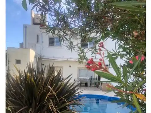 Casa 4 ambientes con piscina Moron