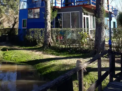 Casa 8 ambientes con 2 baños
