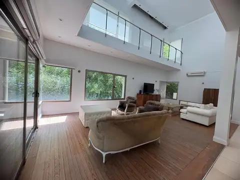 Casa en Venta con 5 cocheras