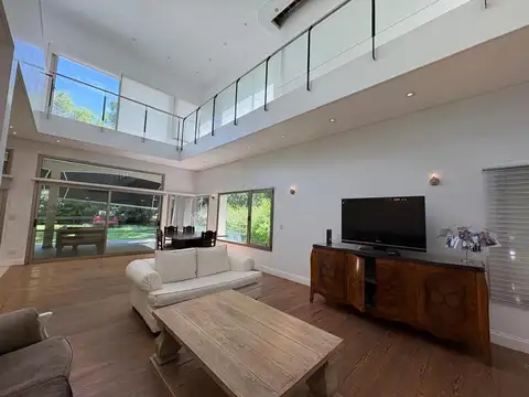 Casa en Venta con 5 cocheras