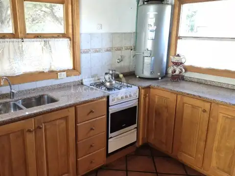 Venta casa de cuatro ambientes con vista al lago en Meliquina