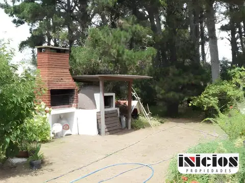Casa con quincho y parque único - C556