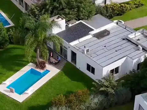 Casa 4 ambientes con 2 baños