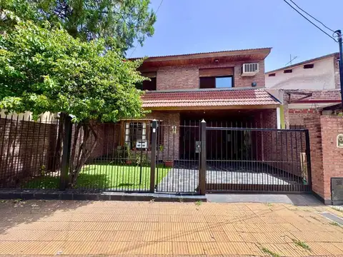 Casa  en venta cerca Av. con pileta APTO CREDITO