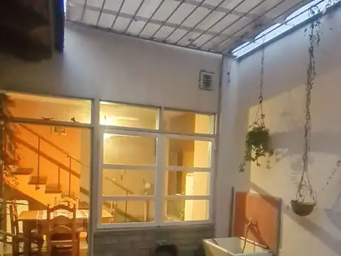 Casa 7 ambientes con 2 baños