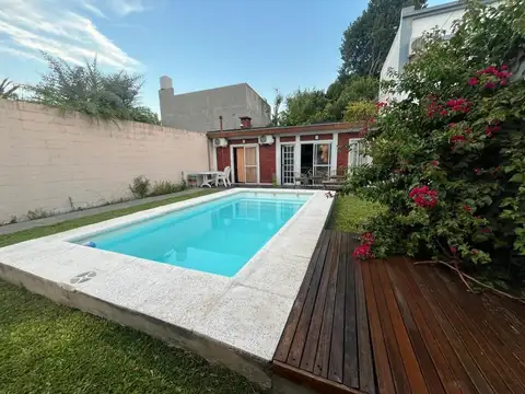 Casa con Gran Fondo, Pileta y Quincho.